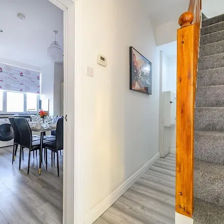 75Cr - Stylish 4-Bedroom House In Holbeck Leeds (West Yorkshire)