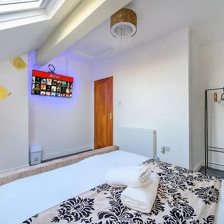 75Cr - Stylish 4-Bedroom House In Holbeck * Leeds (West Yorkshire)