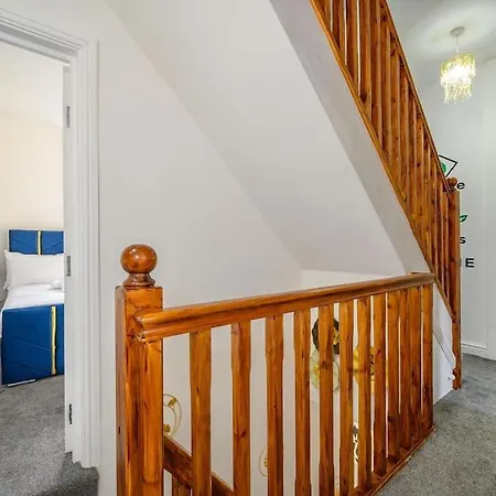 75Cr - Stylish 4-Bedroom House In Holbeck
