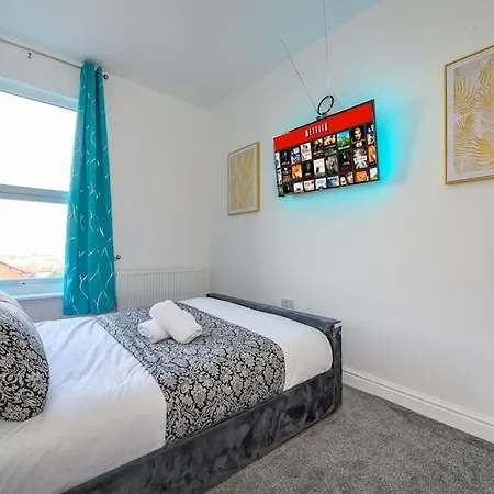 75Cr - Stylish 4-Bedroom House In Holbeck * Leeds (West Yorkshire)