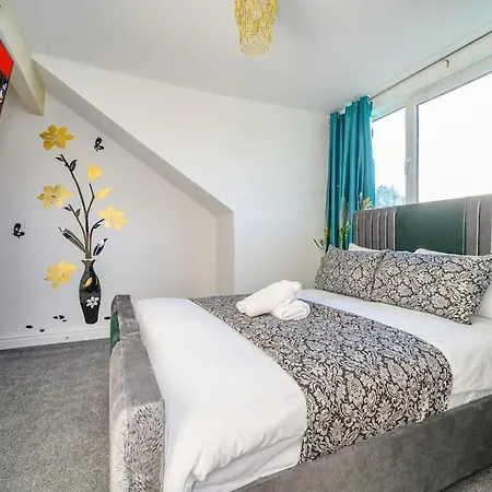75Cr - Stylish 4-Bedroom House In Holbeck * Leeds (West Yorkshire)